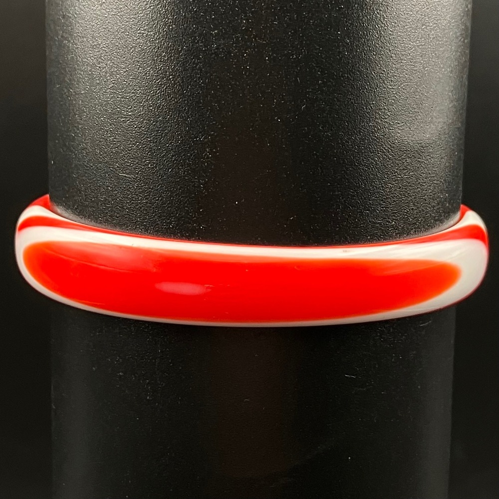Vintage Lucite Bangle Red White Swirl Marbled 1960s Jewelry Size 8 - Picture 4 of 8
